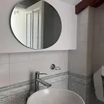 Hostal Blue Door *