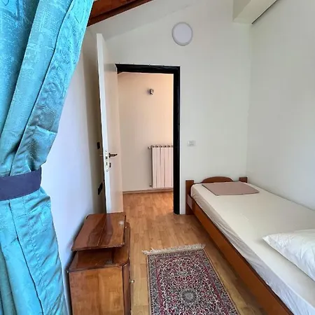 Blue Door بيت شباب