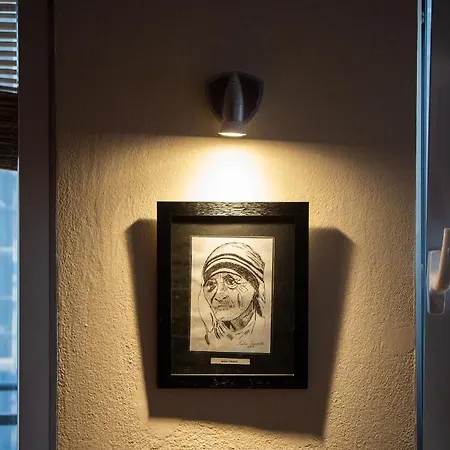 بيت شباب Blue Door