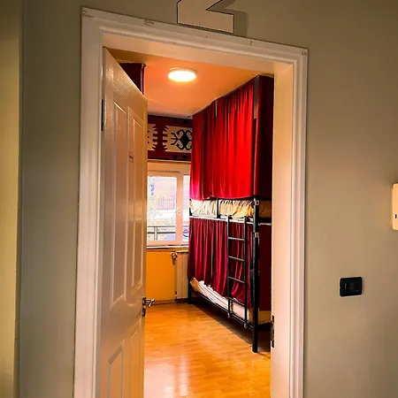 بيت شباب Blue Door تيرانا