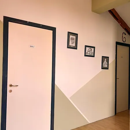 Blue Door ティラナ